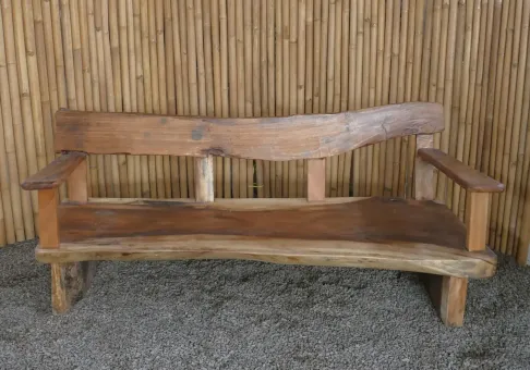 Niedrige Sitzgelegenheit aus Suarholz ca. 196cm Länge, 75cm Breite und 85cm Höhe 